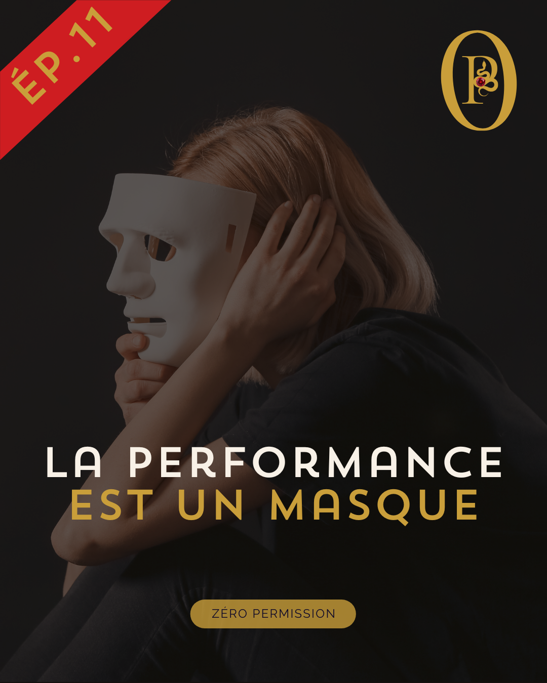 Femme qui retrouve sa présence authentique en retirant son masque intérieur